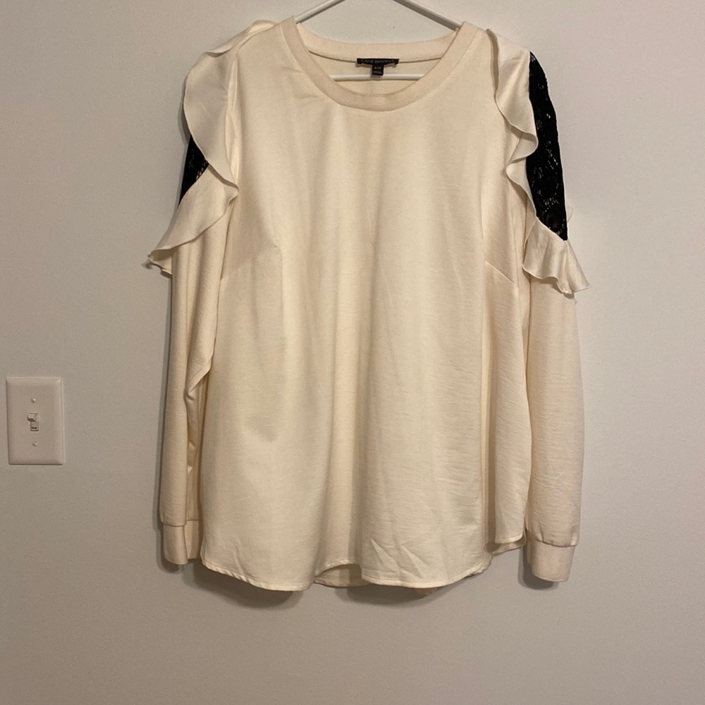 Detailed lace open long sleeve blouse.